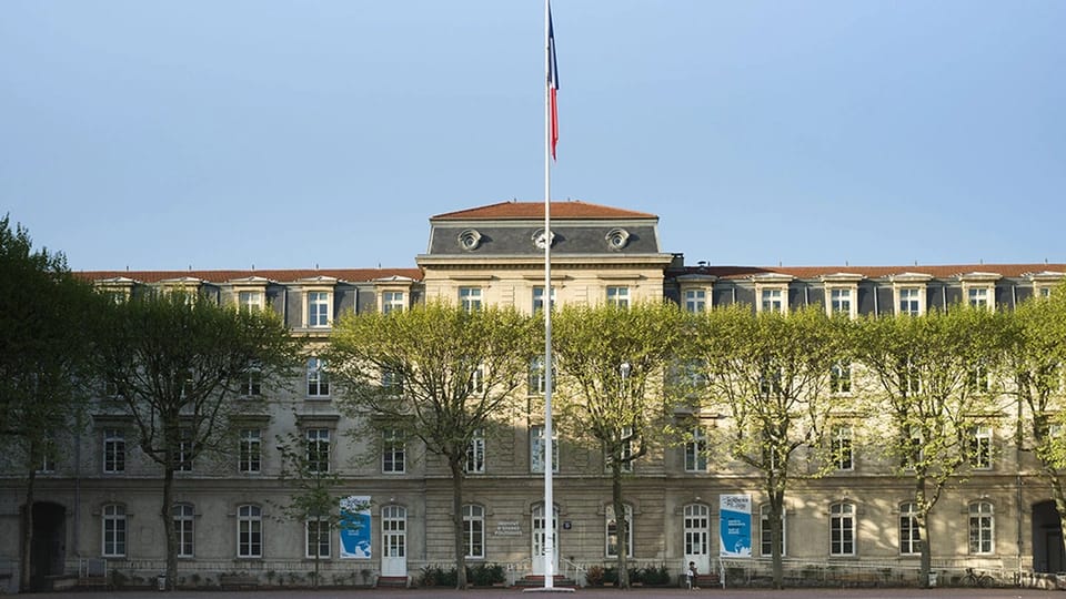 Fransada məktəbə “ərəblərə ölüm” yazılı plakat asıldı