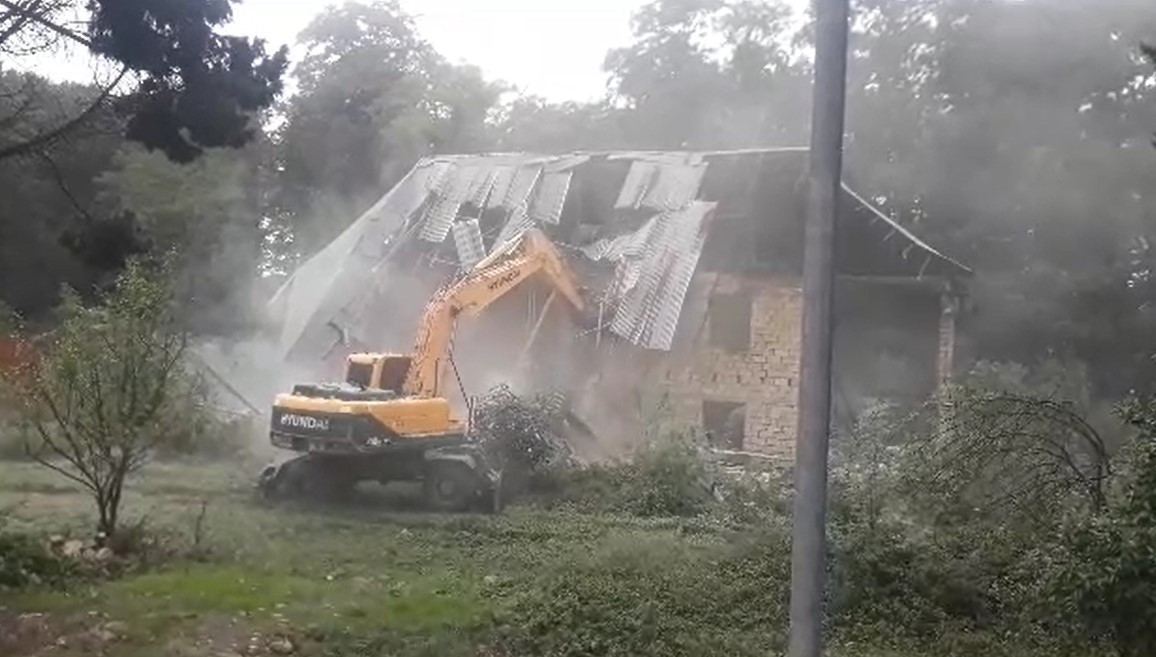Masallı və Gəncədə qanunsuz tikililər söküldü (FOTO/VİDEO)
