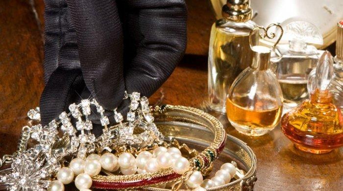 Evdən 12 min manatlıq qızıl oğurlanıb