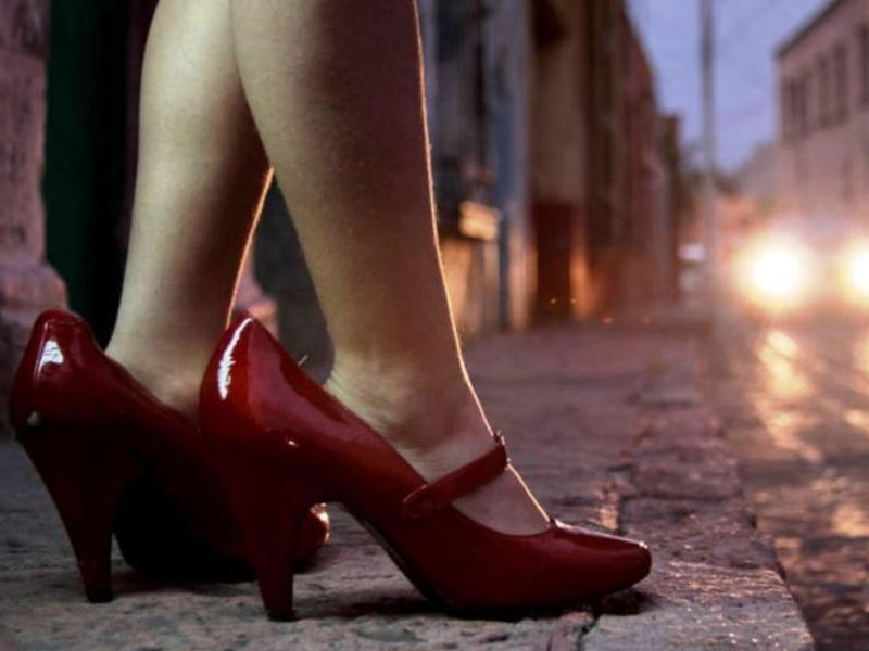 Ata-oğul namus üstündə həmkəndlisinin əyninə zorla qadın alt paltarları geyindirdi - FOTO