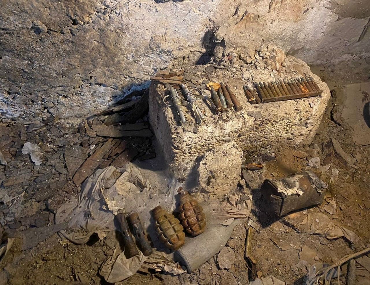 Bakıda əl qumbaraları, partladıcılar və avtomat mərmiləri aşkarlandı (FOTO/VİDEO)