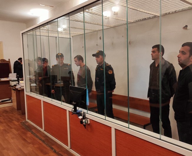 Hipermarketə silahlı hücumda təqsirləndirilən şəxs məhkəmədə ifadə verib