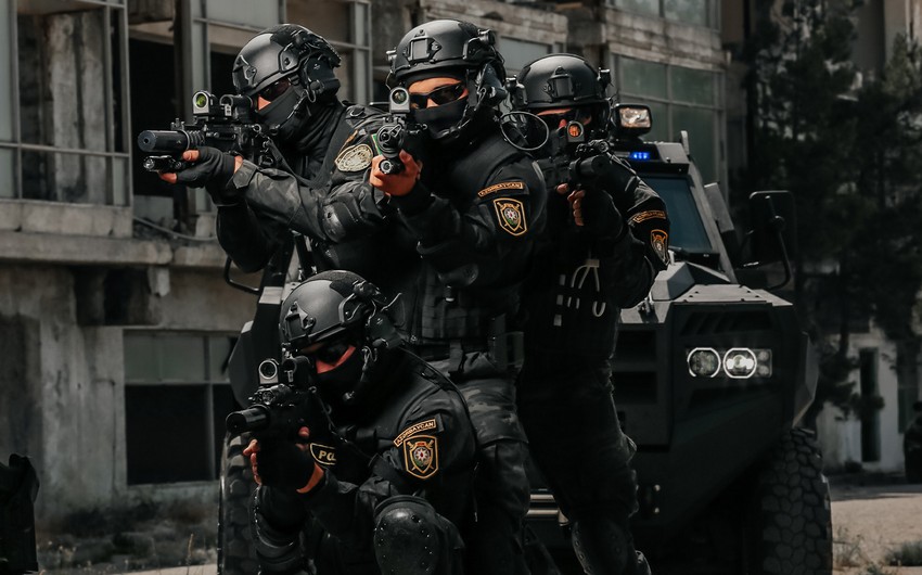 Bakıda “Kalaşnikov” avtomatı və narkotik aşkarlanıb