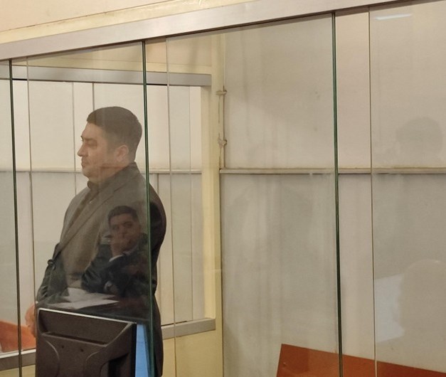 Bakıda bir ailənin 3 üzvünü öldürməkdə təqsirləndirilən şəxsin məhkəməsində şahid dindirilib