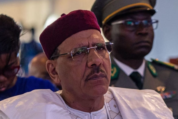 Nigerin devrilmiş prezidenti ev dustaqlığından qaçmaq istədi