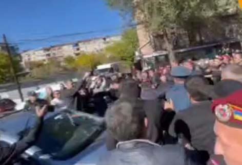 İrəvanda etirazçılar Samvel Şahramanyanın qardaşını döyüblər (FOTO)