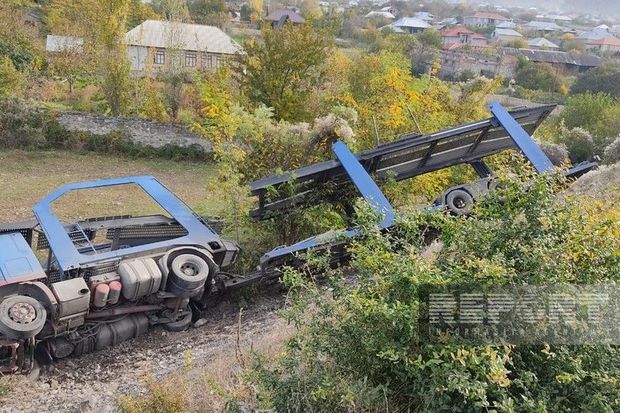 Şəkidə TIR dərəyə aşıb - FOTO/VİDEO