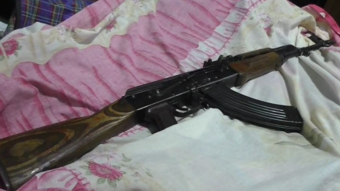 Lerikdə paytaxt sakinindən “Kalaşnikov” avtomatı aşkarlanıb (FOTO)