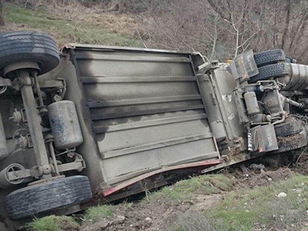 Ağsuda yük avtomobili aşıb, sürücü ölüb