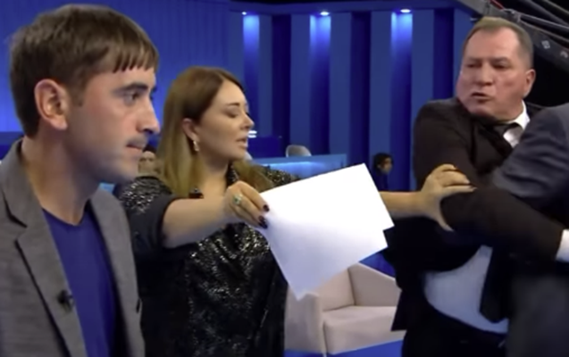 Efirdə ekspertlə iştirakçı əlbəyaxa oldu - Video