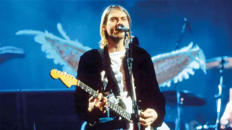 Kurt Cobain-ə məxsus daha bir gitara satışa çıxarılıb