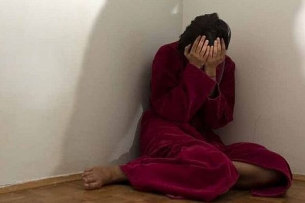 Qadının ağzına qaynar su tökərək işgəncə verən şəxs 100 minlik dələduzluq edibmiş - MƏHKƏMƏ İŞİ