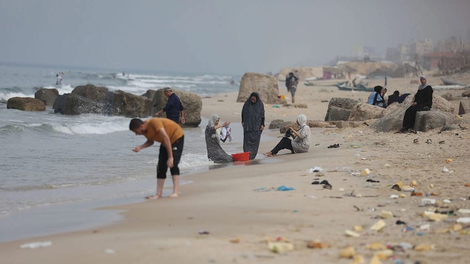 Qəzzada insanlar təmizlik üçün dəniz suyundan istifadə edir
