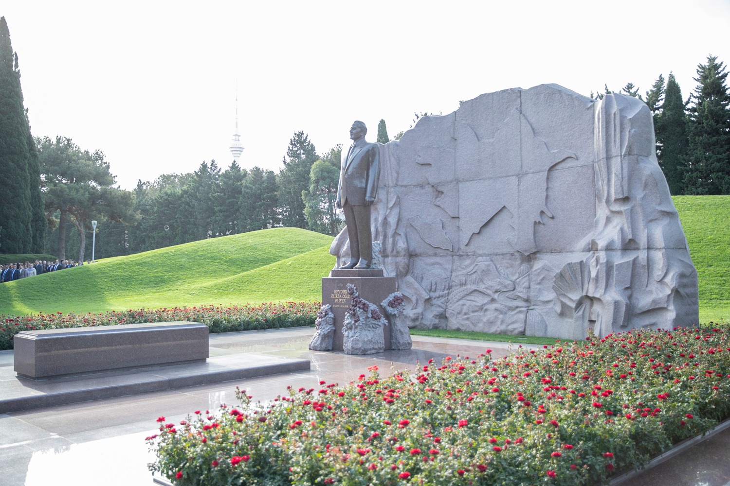 Kənd Təsərrüfatı Nazirliyinin kollektivi peşə bayramı münasibətilə Fəxri Xiyaban və Şəhidlər Xiyabanını ziyarət edib