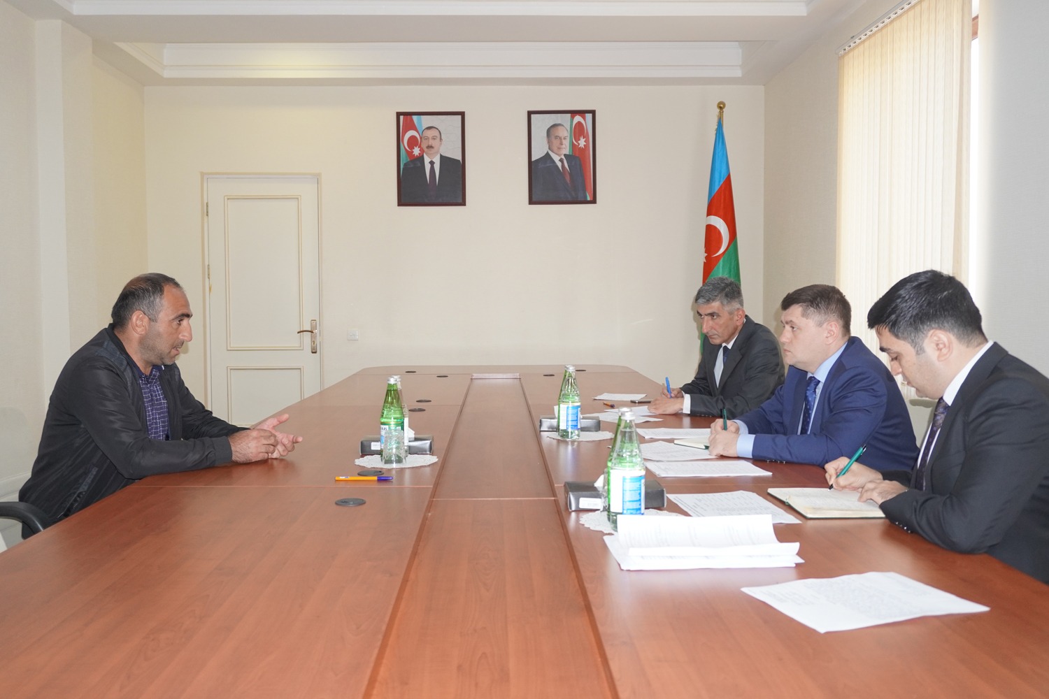 Elm, təhsil və insan resursları şöbəsinin müdiri İlham Süleymanov Neftçalada vətəndaşları qəbul edib