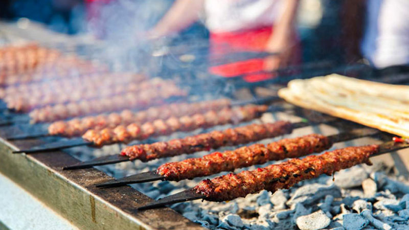 “Yaylaq” restoranının kababçısı saxlanıldı – Müdirin pulunu xərcləyib...