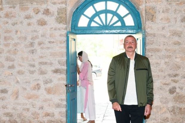 İlham Əliyev və Mehriban Əliyeva Şuşanın Mamayı məscidində aparılan bərpa işləri ilə tanış olublar