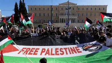 Yunanıstan bayrağının yanında Fələstin bayrağı asan etirazçı saxlanılıb