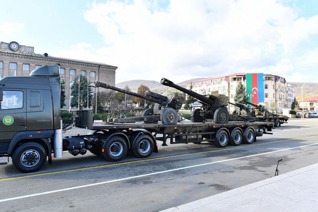Xankəndidəki paradda ermənilərdən hərbi qənimət kimi götürülən tank və texnikalar nümayiş etdirilib - FOTO