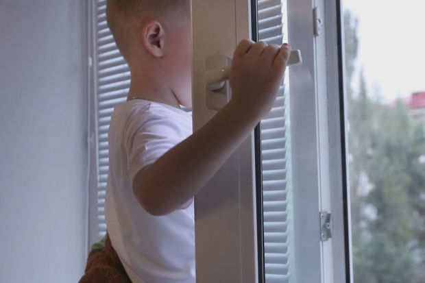 Rusiyada 18-ci mərtəbədən yıxılan bir yaşlı uşaq sağ qaldı