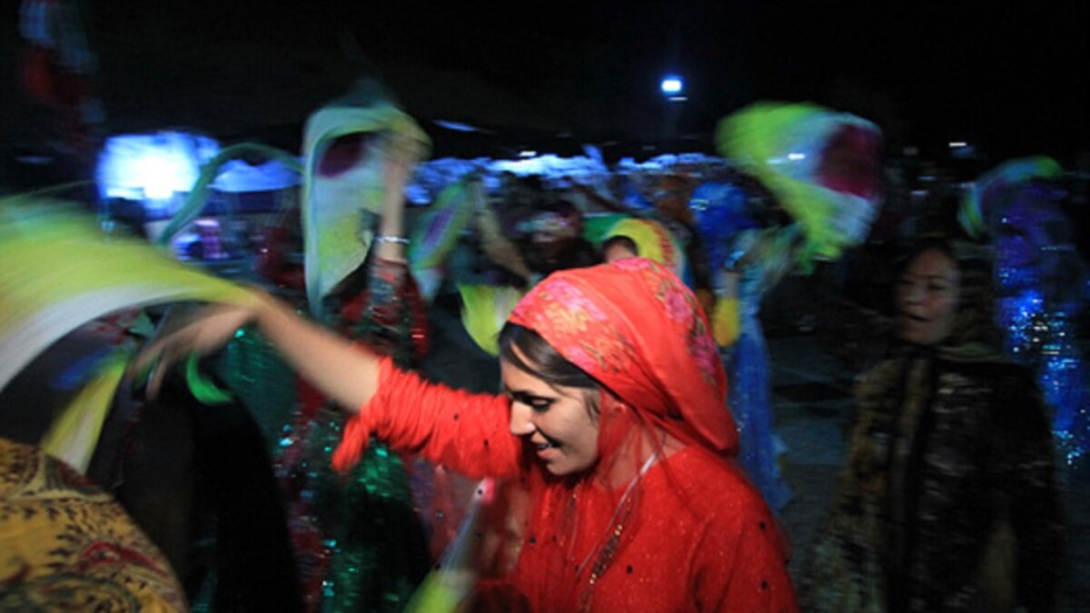 İranda əyləncə gecəsinə gedən 300 nəfər saxlanıldı