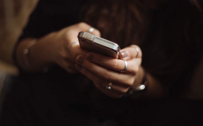 Azərbaycanda mobil cihazların qeydiyyatına görə dövlət rüsumları azaldılıb