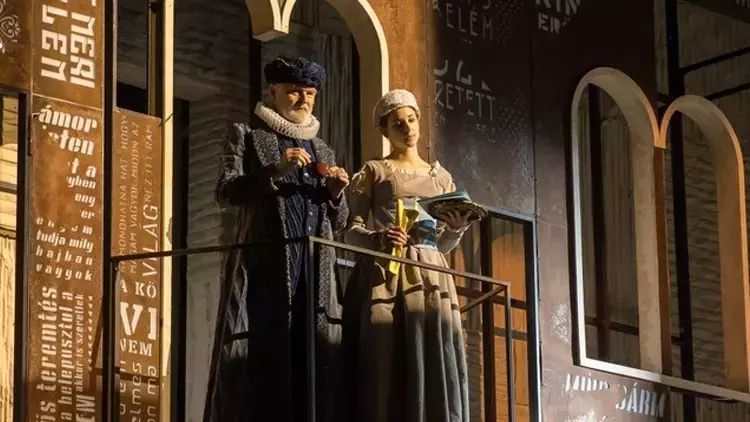 Romeo və Cülyetta rolunu canlandıran teatr aktyorları balkondan yıxılıblar