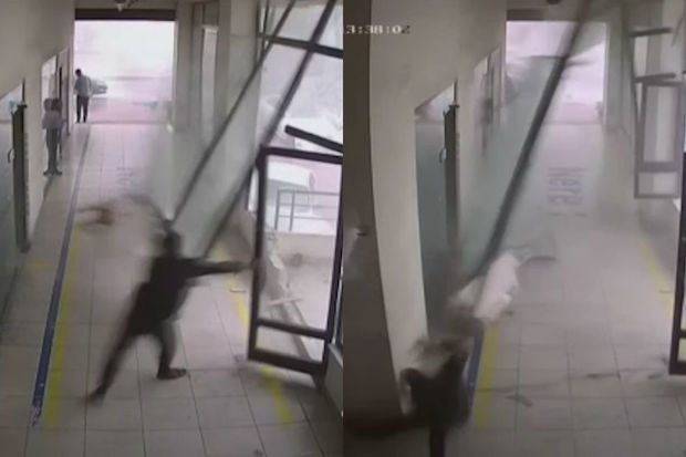 Türkiyədə fırtına nəhəng qapını yerindən qoparıb işçi ilə birlikdə divara çırpdı - ANBAAN VİDEO