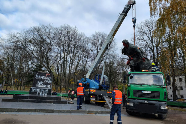 Puşkinin Kiyevdəki heykəlini sökdülər - FOTO