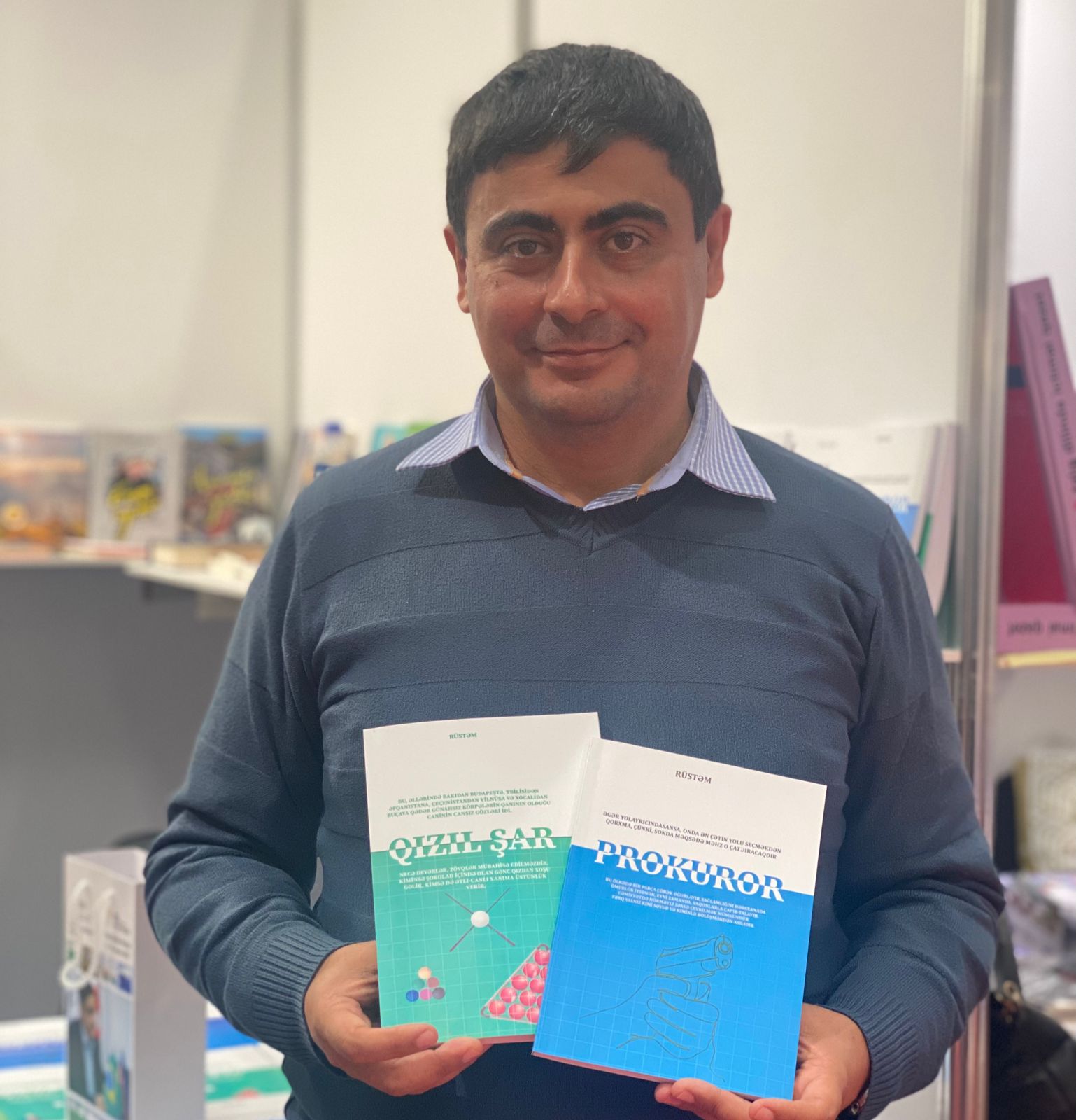 Yazıçı kitablarını məhkum qadınlara göndərdi - Foto