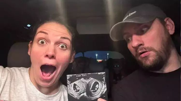 İkiqat uşaqlığı olan qadın eyni anda iki ayrı körpəyə hamilə qalıb