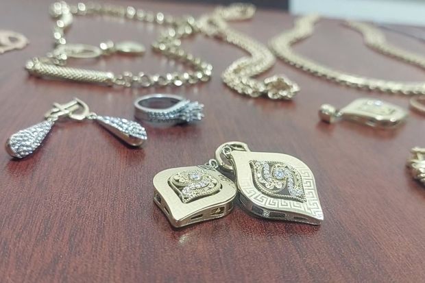 Gəncədə 40 min manatlıq qızıl-zinət əşyalarını oğurlayan qadın saxlanılıb - FOTO