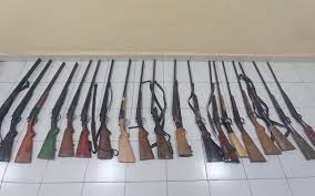 Şirvanda qanunsuz saxlanılan 19 ədəd silah polisə təhvil verilib