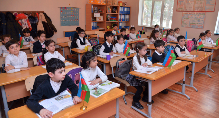 В Азербайджане завершились осенние каникулы школьников