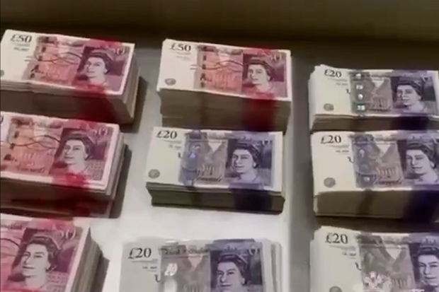 Domodedovo hava limanında Azərbaycana uçan sərnişində 112000 funt sterlinq aşkar olunub - VİDEO