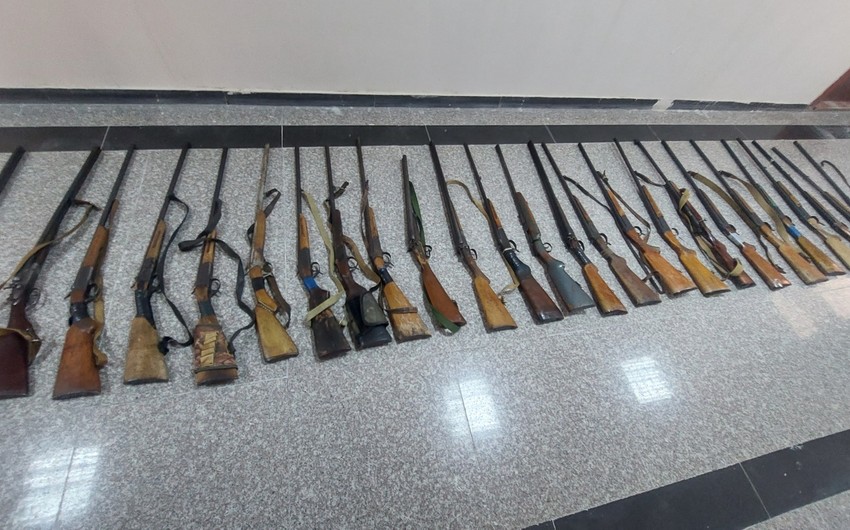 Gəncədə vətəndaşlar qanunsuz silahları polisə könüllü təhvil verib