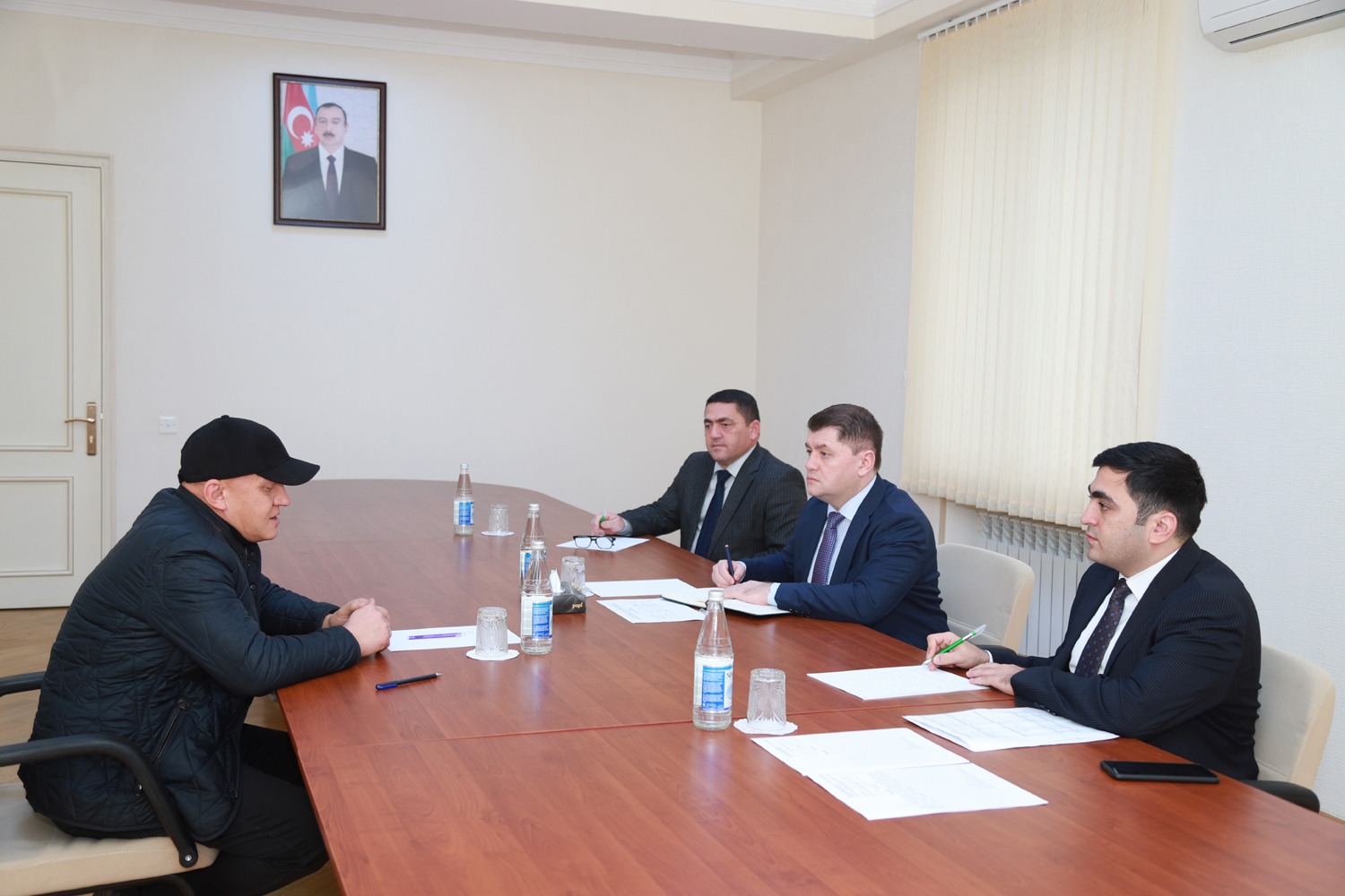 Elm, təhsil və insan resursları şöbəsinin müdiri İlham Süleymanov Şabranda vətəndaşları qəbul edib