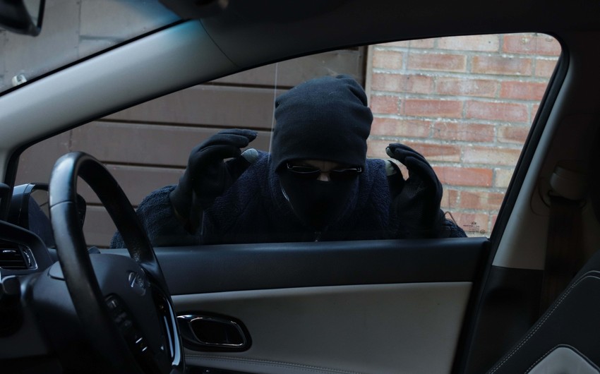 Bakıda avtomobildən 16 min manat və 2 min dollar pul oğurlanıb