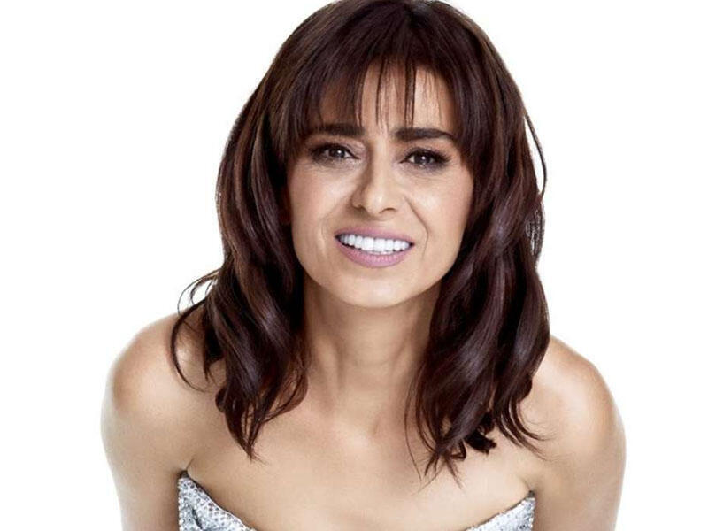 Yıldız Tilbe səhnədə sevgilisini öpdü - FOTO