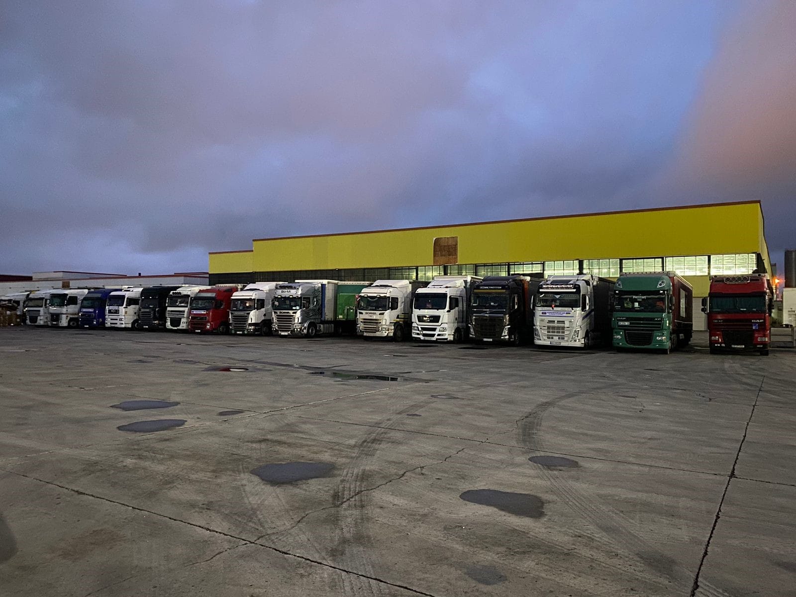 Elektrik avadanlıqlarından ibarət humanitar yardımın növbəti hissəsi Ukraynaya göndərilib