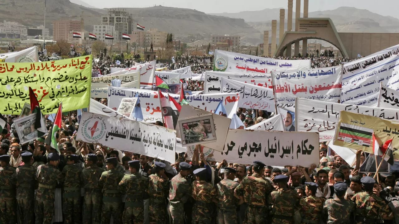 Norveç bayraqlı gəmi Yəmən sahillərində raketlə vuruldu