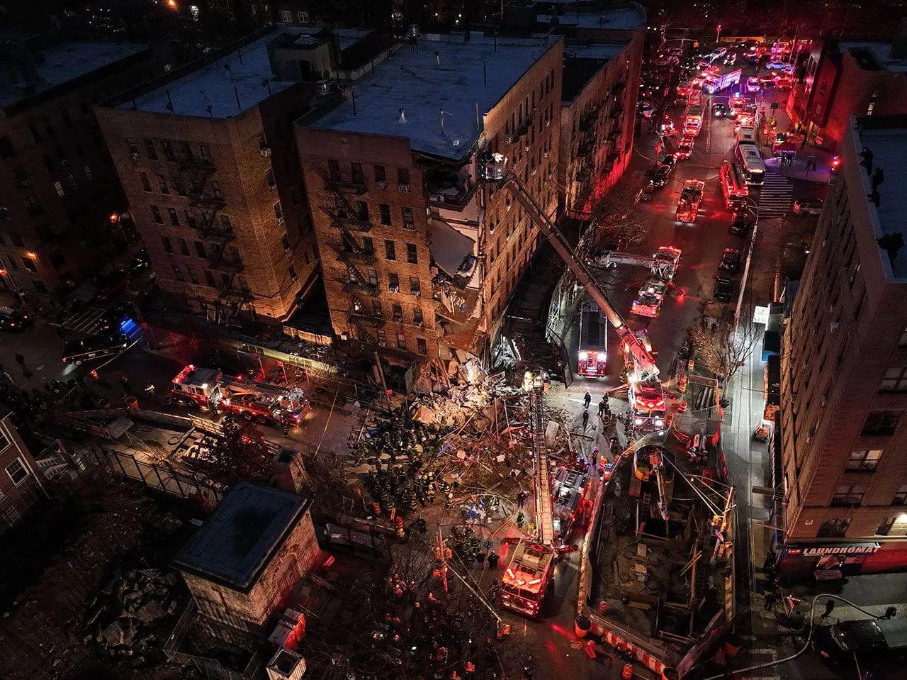Nyu-Yorkda 1915-ci ildə tikilmiş binanın bir hissəsi uçdu