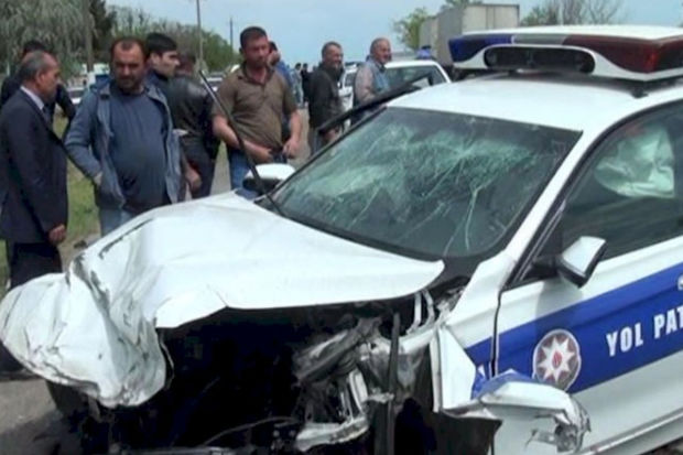 Gəncədə DYP avtomobili qəzaya düşüb