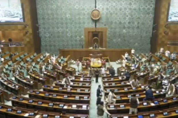 Hindistanda naməlum şəxs parlamentin iclasını pozdu - ANBAAN VİDEO