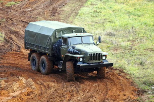 Ermənistanda rusiyalı hərbçilərin silahla dolu yük maşını yanıb - FOTO