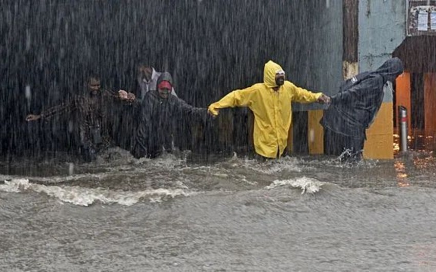 На железной дороге в Индии из-за наводнения заблокированы не менее 500 пассажиров поезда