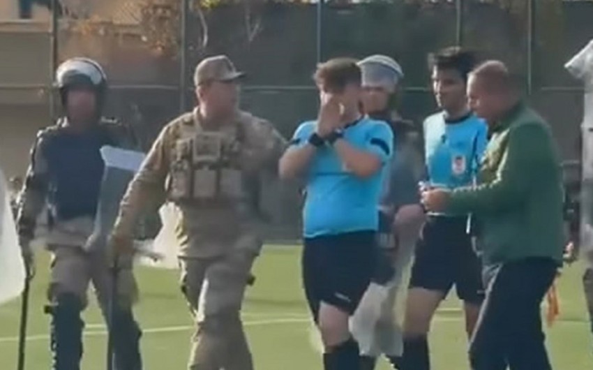 Türkiyədə daha bir futbol hakimi döyülüb, referinin burnu qırılıb