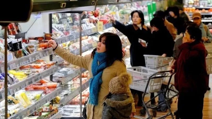 Yaponiyada ərzaq mağazalarının satışları 19 ildə ilk dəfə azalıb