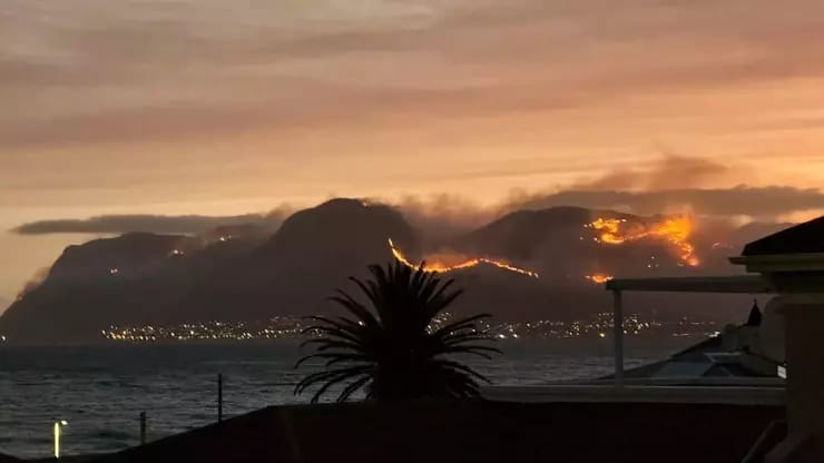 Cənubi Afrika Respublikasında meşə yanğını: 5 YARALI VAR