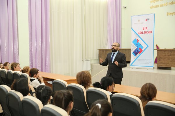 Rövşən Nəcəfov məzunu olduğu məktəbin şagirdləri ilə görüşüb - FOTOLAR